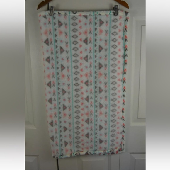 Baby Gear Triangle Geometric Arrow Hearts Baby Blanket Pink White Gray Aqua Blue - Picture 7 of 7